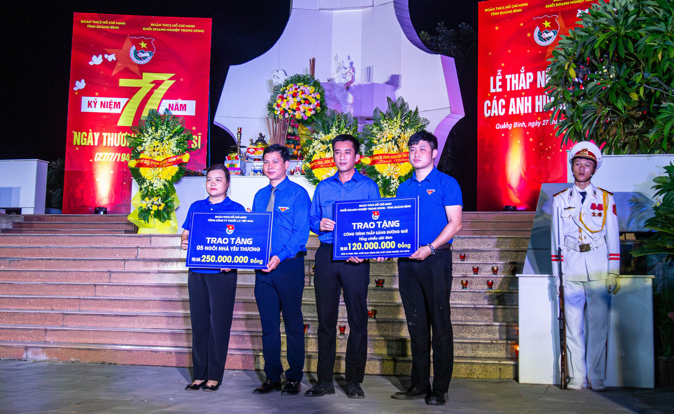 Tỉnh Đoàn Quảng Bình đón nhận 5 căn nhà tình nghĩa và 4km công trình thắp sáng đường quê trị giá 370 triệu đồng.