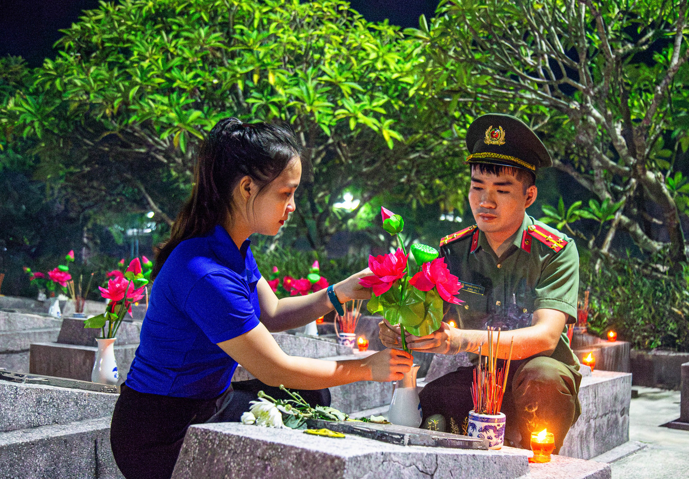 Tuổi trẻ Quảng Bình tri ân các anh hùng liệt sĩ ở nghĩa trang Ba Đốc (Bố Trạch - Quảng Bình)