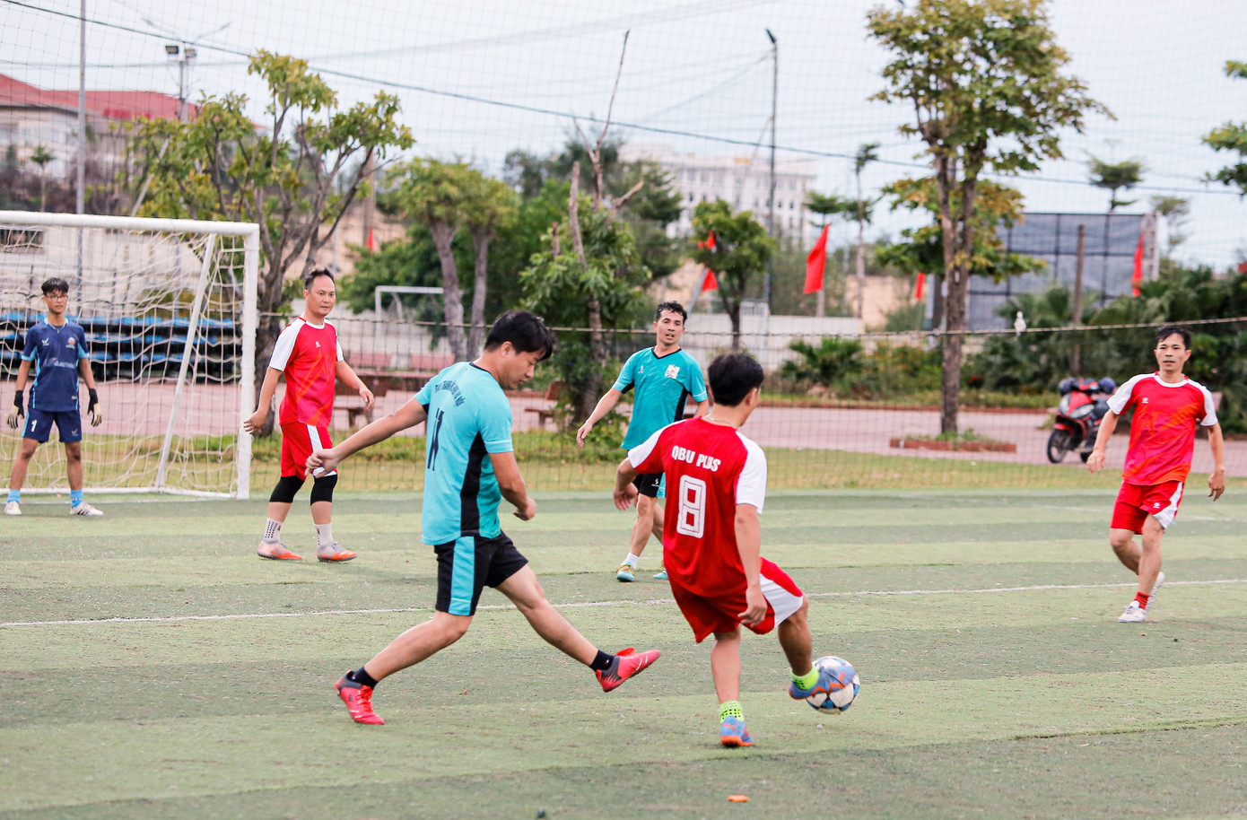 Các đoàn viên trường ĐHBKHN giao lưu bóng đá với Đoàn thanh niên Trường Đại học Quảng Bình.