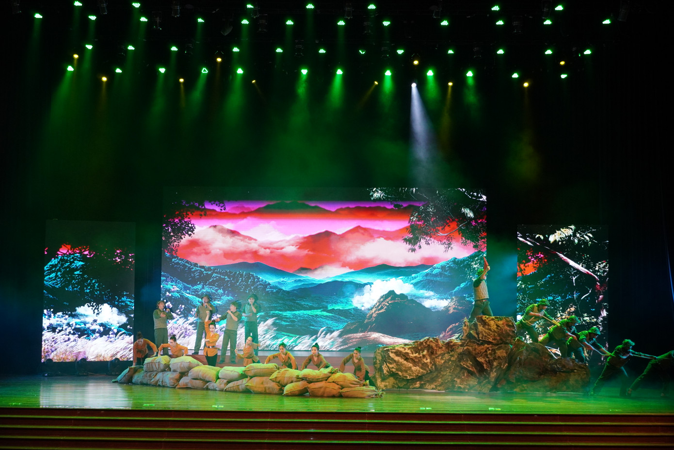 Hò kéo pháo được nhạc sĩ Hoàng Vân sáng tác khi mới hơn 20 tuổi.