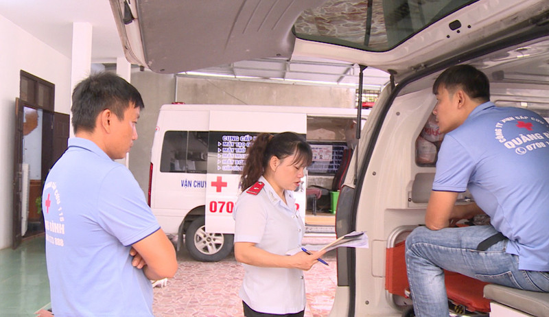 Đoàn liên ngành kiểm tra trang thiết bị của 1 xe cứu thương.