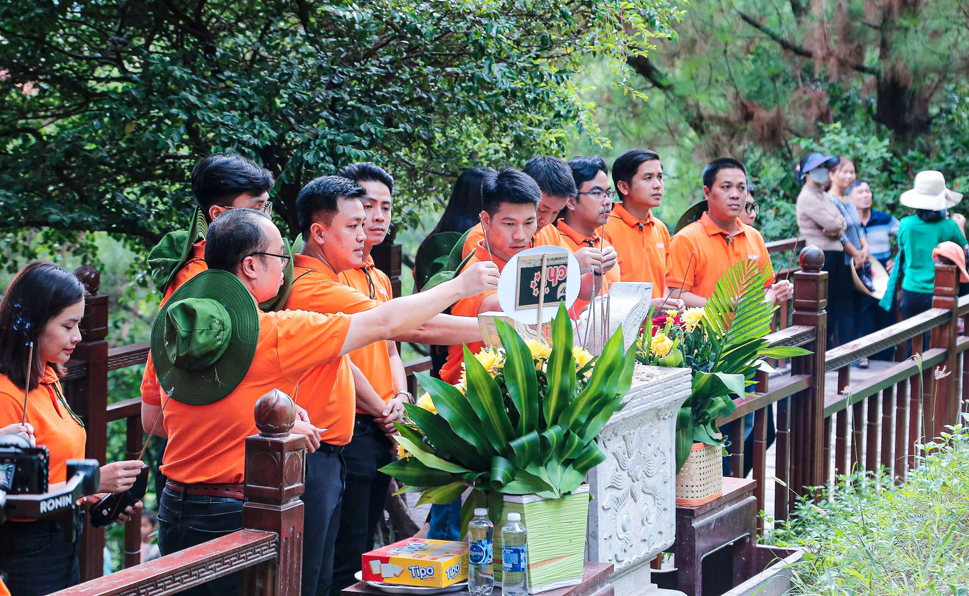 Dâng hoa, dâng hương tại Mộ Đại tướng Võ Nguyên Giáp.