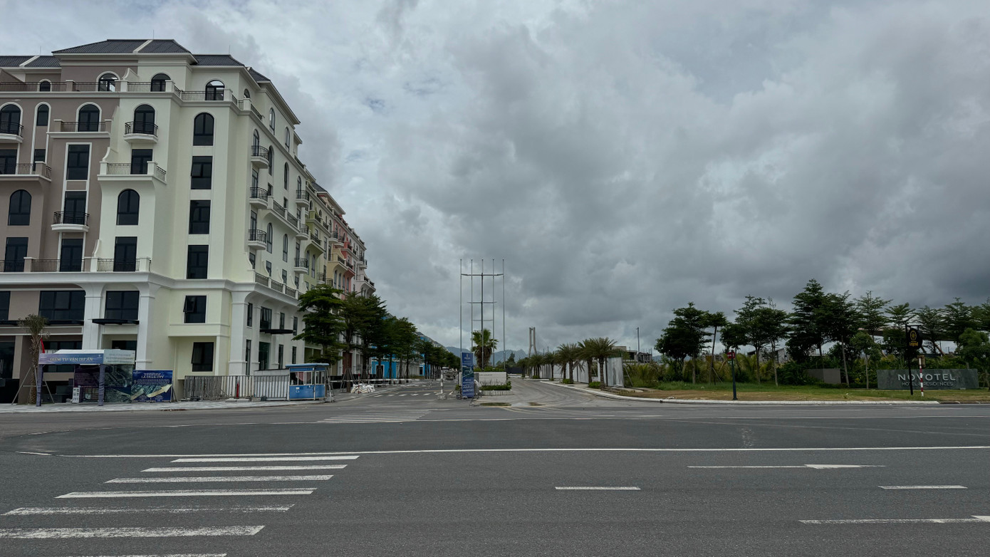 Con đường mang tên GS,TSKH Võ Hồng Anh nằm ở khu đô thị hiện đại bậc nhất Quảng Bình hiện nay. Con đường mang tên GS,TSKH Võ Hồng Anh nằm ở khu đô thị hiện đại bậc nhất Quảng Bình hiện nay.