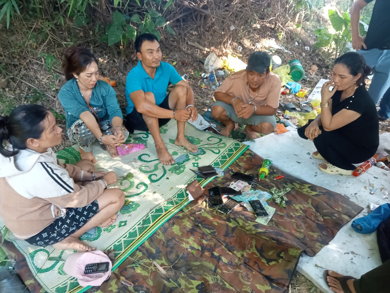 Các đối tượng bị bắt tại hiện trường. Các đối tượng bị bắt tại hiện trường.