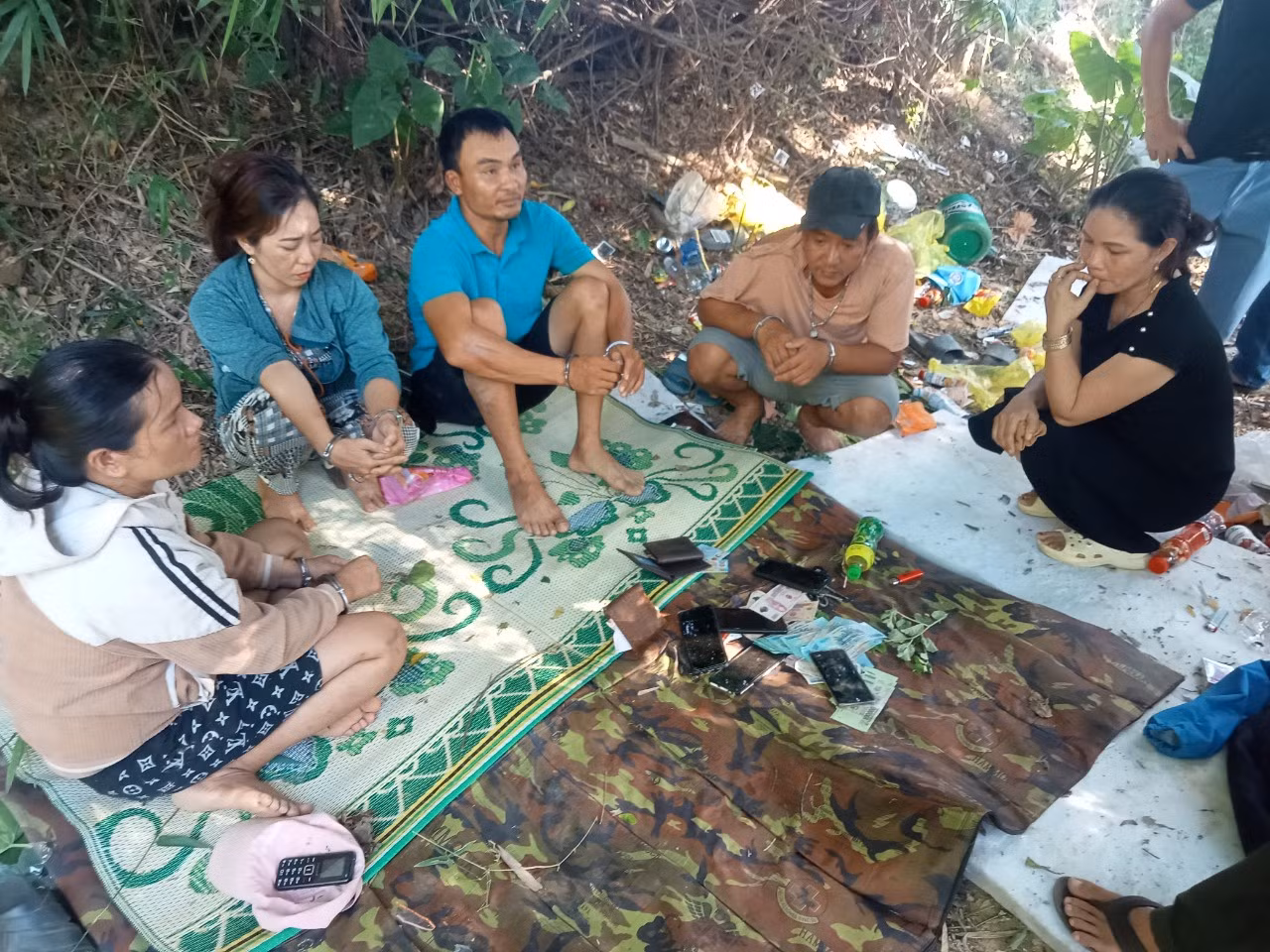 Các đối tượng bị bắt tại hiện trường. Các đối tượng bị bắt tại hiện trường.