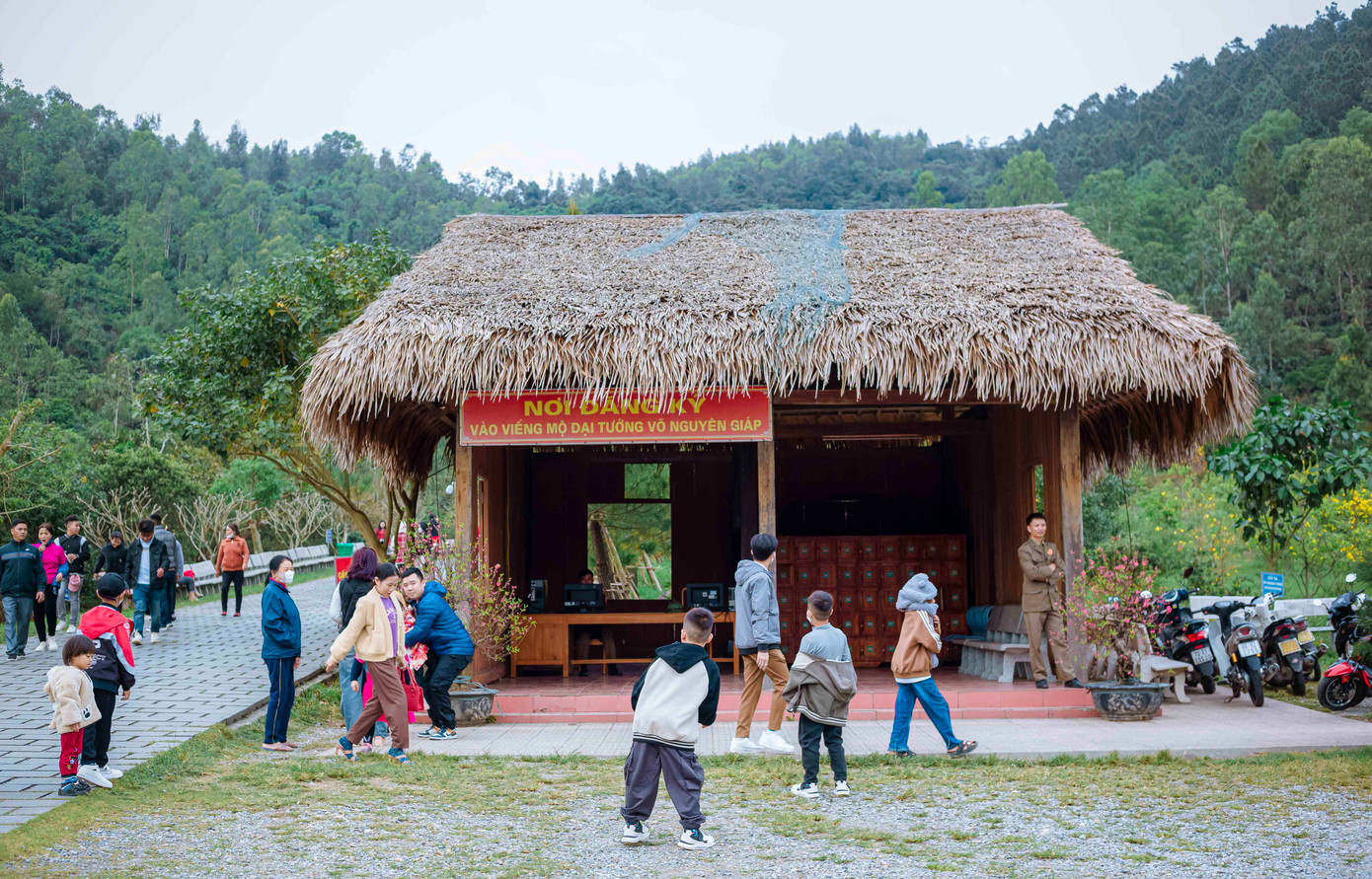 Gia đình Đại tướng đã dựng một căn nhà đơn sơ làm nơi đón khách và đăng ký vào viếng mộ Đại tướng