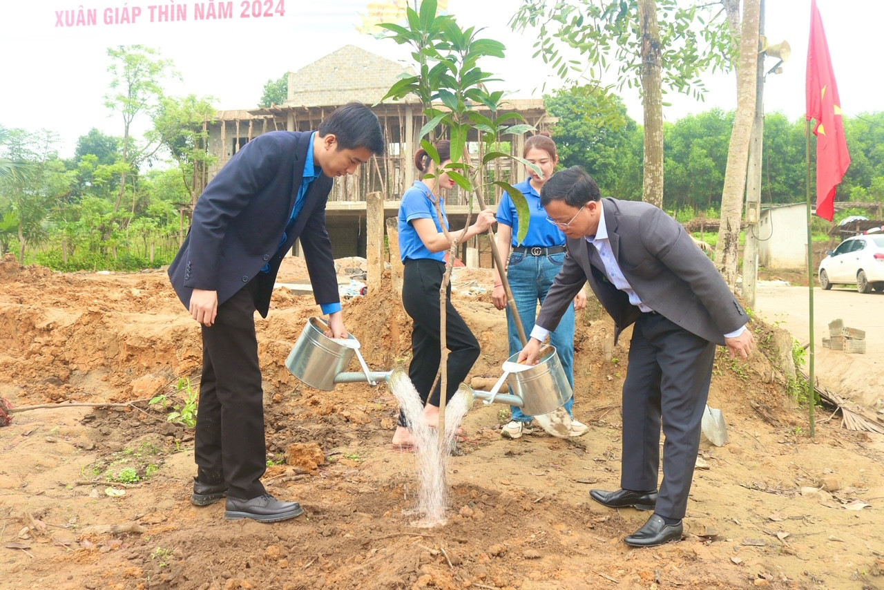 Trông cây xanh, đời đời nhớ ơn Bác Hồ Trông cây xanh, đời đời nhớ ơn Bác Hồ