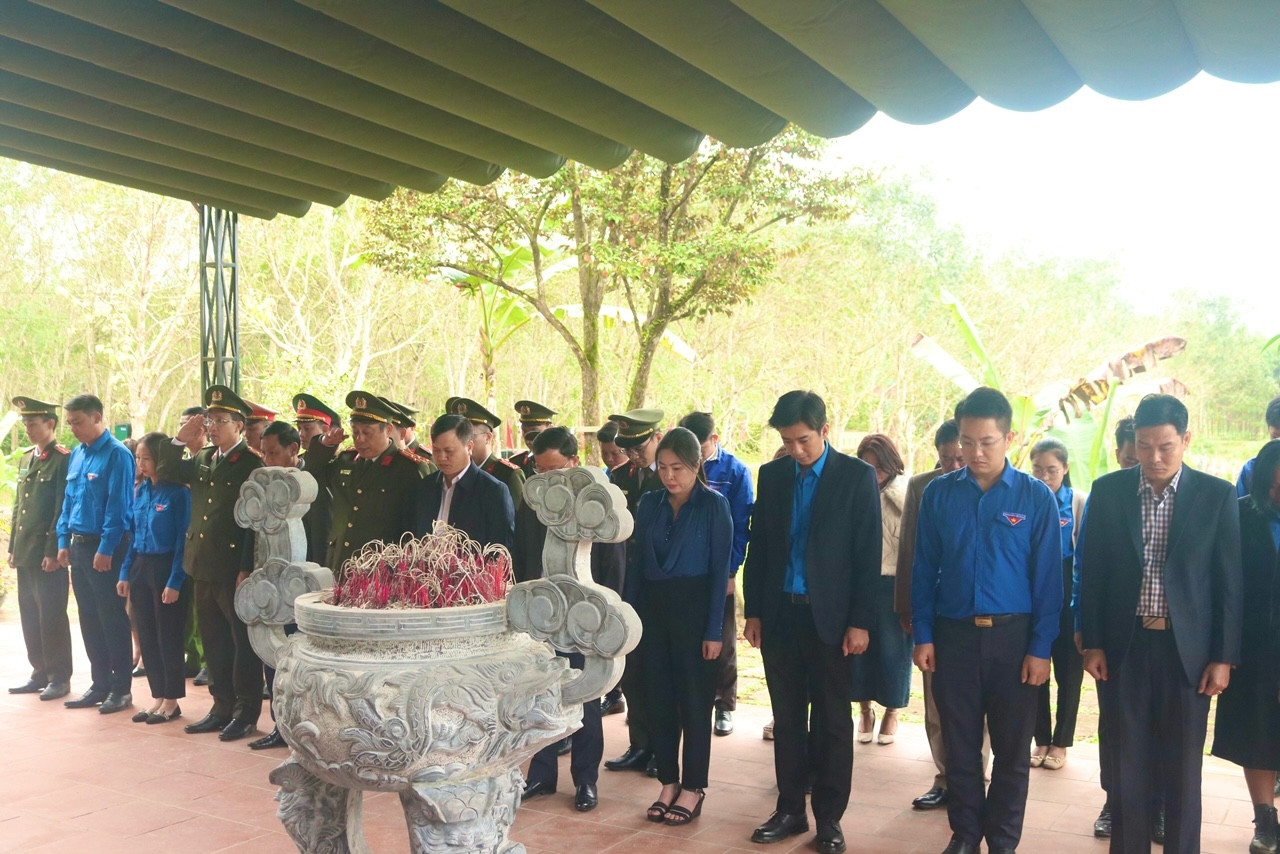 Đại biểu dâng hương khu Di tích lịch sử quốc gia Lèn Hà Đại biểu dâng hương khu Di tích lịch sử quốc gia Lèn Hà