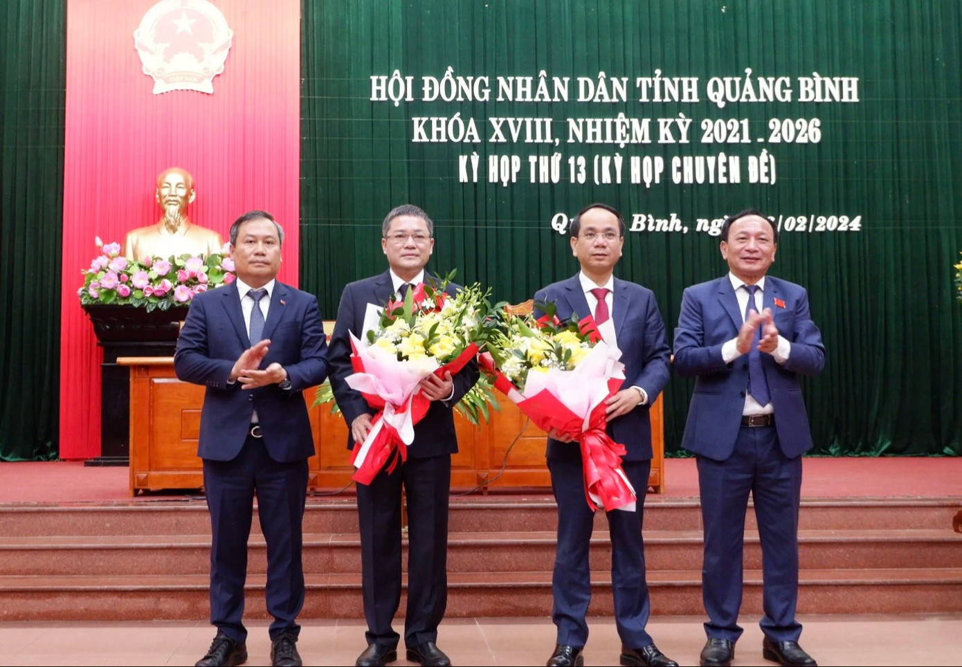 Ông Phan Phong Phú thứ 2 bên trái sang, tiếp đến là ông Phan Mạnh Hùng