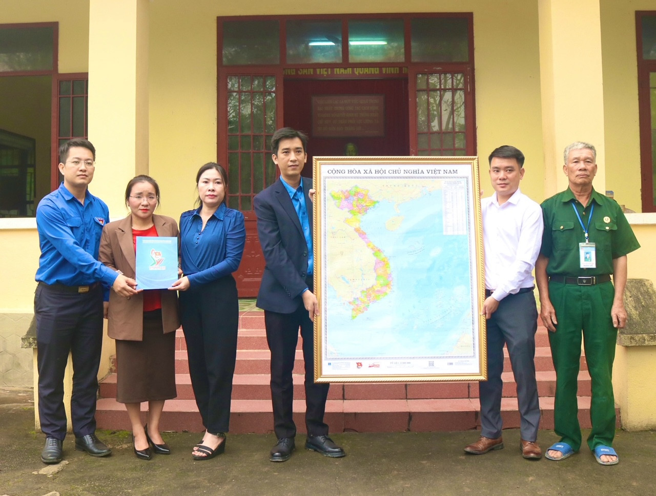 Tặng bản đồ Việt Nam cho Đoàn xã Thanh Hóa Tặng bản đồ Việt Nam cho Đoàn xã Thanh Hóa