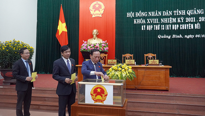 Các đại biểu bỏ phiếu miễn nhiệm và bầu bổ sung chức danh Phó Chủ tịch UBND tỉnh Quảng Bình