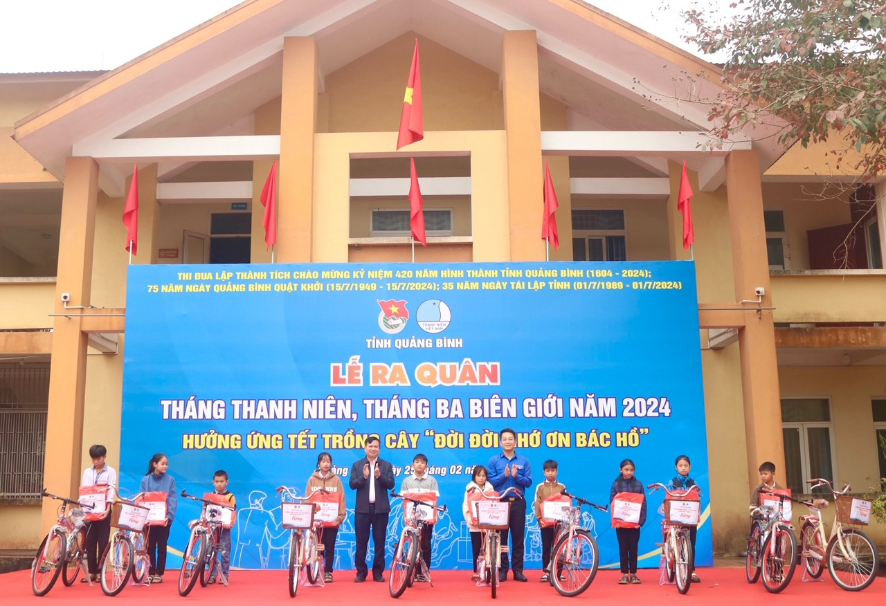 Tỉnh Đoàn tặng xe đạp cho học sinh nghèo Tỉnh Đoàn tặng xe đạp cho học sinh nghèo