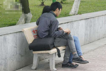 Ngồi e ấp cạnh nhau...