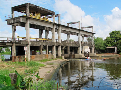 Cống Cà Mau chặn dòng kinh xáng Quản Lộ Phụng Hiệp. Cống Cà Mau chặn dòng kinh xáng