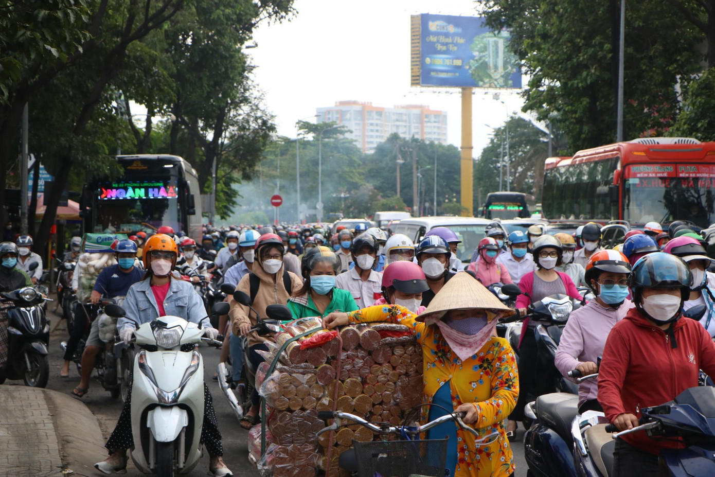 Dòng người mệt mỏi di chuyển vì giao thông ùn ứ.