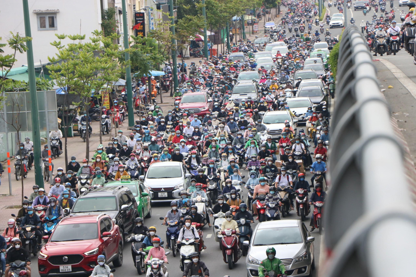 Từ sáng, quốc lộ 13 hướng từ Bình Dương, TP Thủ Đức vào trung tâm thành phố đông nghịt người và xe.