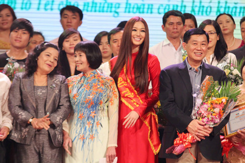 Khánh My bên bố chồng Tăng Thanh Hà - một trong những mạnh thường quân đóng góp cho chương trình