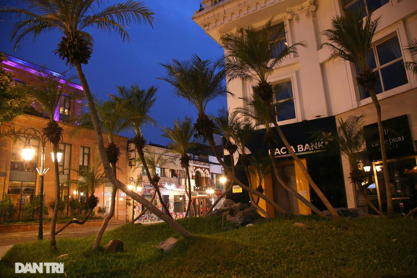 Góc phố Tràng Tiền khi về đêm. Góc phố Tràng Tiền khi về đêm.