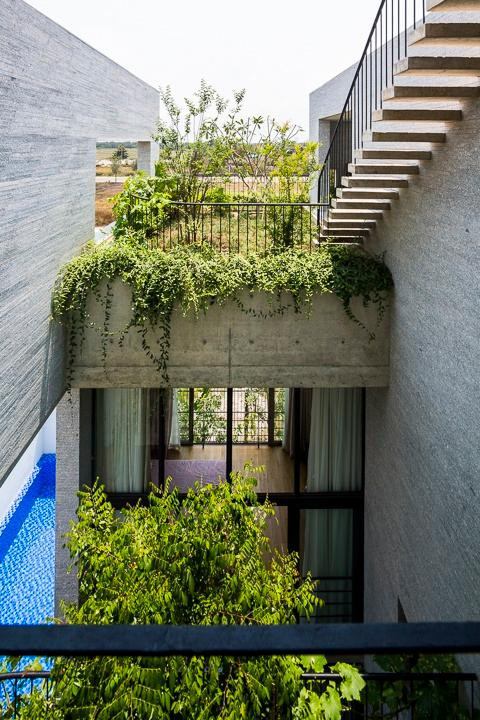 BINH HOUSE Saigon giống như mô hình “xếp gỗ”, với vườn cây đặt xen kẽ giữa các không gian.