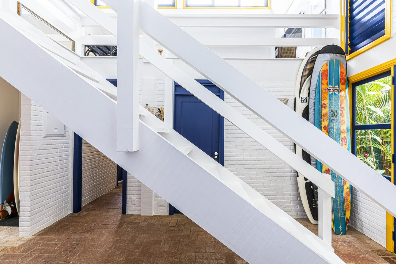 Tầng 1 là không gian các phòng ngủ, phòng giặt giũ và nhà vệ sinh. Tầng 1 là không gian các phòng ngủ, phòng giặt giũ và nhà vệ sinh.