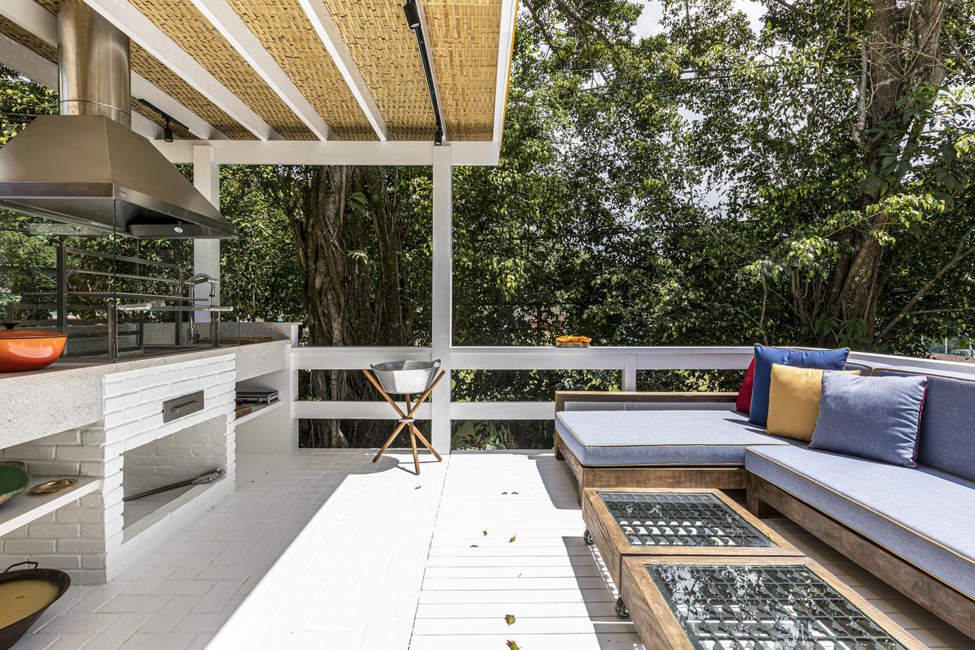 Bếp được thiết kế lại theo dạng quầy bar, để phục vụ cho các bữa tiệc nướng ngoài trời ở ban công tầng 2. Nhờ có ban công này mà các thành viên trong nhà thỏa mãn được đam mê tiệc tùng ngoài trời mà vẫn đảm bảo an toàn giữa đại dịch COVID -19. Bếp được thiết kế lại theo dạng quầy bar, để phục vụ cho các bữa tiệc nướng ngoài trời ở ban công tầng 2. Nhờ có ban công này mà các thành viên trong nhà thỏa mãn được đam mê tiệc tùng ngoài trời mà vẫn đảm bảo an toàn giữa đại dịch COVID -19.