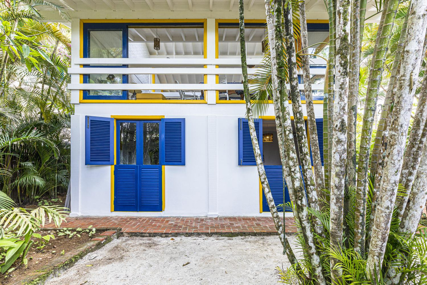 Theo đó, toàn bộ ngôi nhà, bao gồm các cột, xà và bức tường đều được sơn màu trắng trong khi các cánh cửa sơn màu xanh dương viền vàng theo phong cách Địa Trung Hải. Theo đó, toàn bộ ngôi nhà, bao gồm các cột, xà và bức tường đều được sơn màu trắng trong khi các cánh cửa sơn màu xanh dương viền vàng theo phong cách Địa Trung Hải.