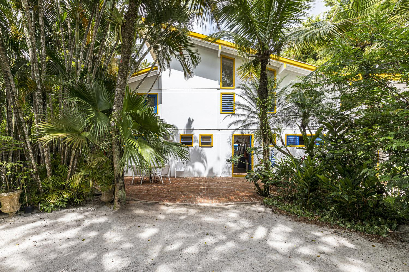 Đây là ngôi nhà được xây dựng từ những năm 80, được bao quanh bởi rừng cây và cách bãi biển Camburí (Brazil) gần 50m. Đây là ngôi nhà được xây dựng từ những năm 80, được bao quanh bởi rừng cây và cách bãi biển Camburí (Brazil) gần 50m.