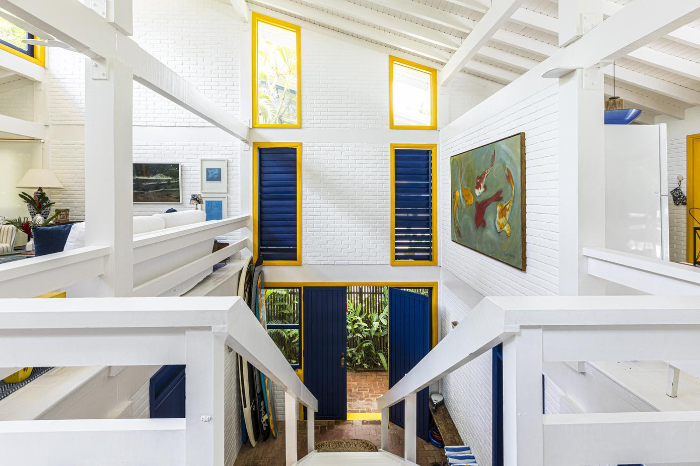 Kết cấu cũ của ngôi nhà khá rườm rà với nhiều cây cột và xà bằng gỗ kết hợp với tường gạch khiến không gian và tầm nhìn khá bí bách. Sau khi mua lại, người chủ mới đã đề nghị các kiến trúc sư cải tạo cấu trúc ngôi nhà nhằm mở rộng không gian. Kết cấu cũ của ngôi nhà khá rườm rà với nhiều cây cột và xà bằng gỗ kết hợp với tường gạch khiến không gian và tầm nhìn khá bí bách. Sau khi mua lại, người chủ mới đã đề nghị các kiến trúc sư cải tạo cấu trúc ngôi nhà nhằm mở rộng không gian.