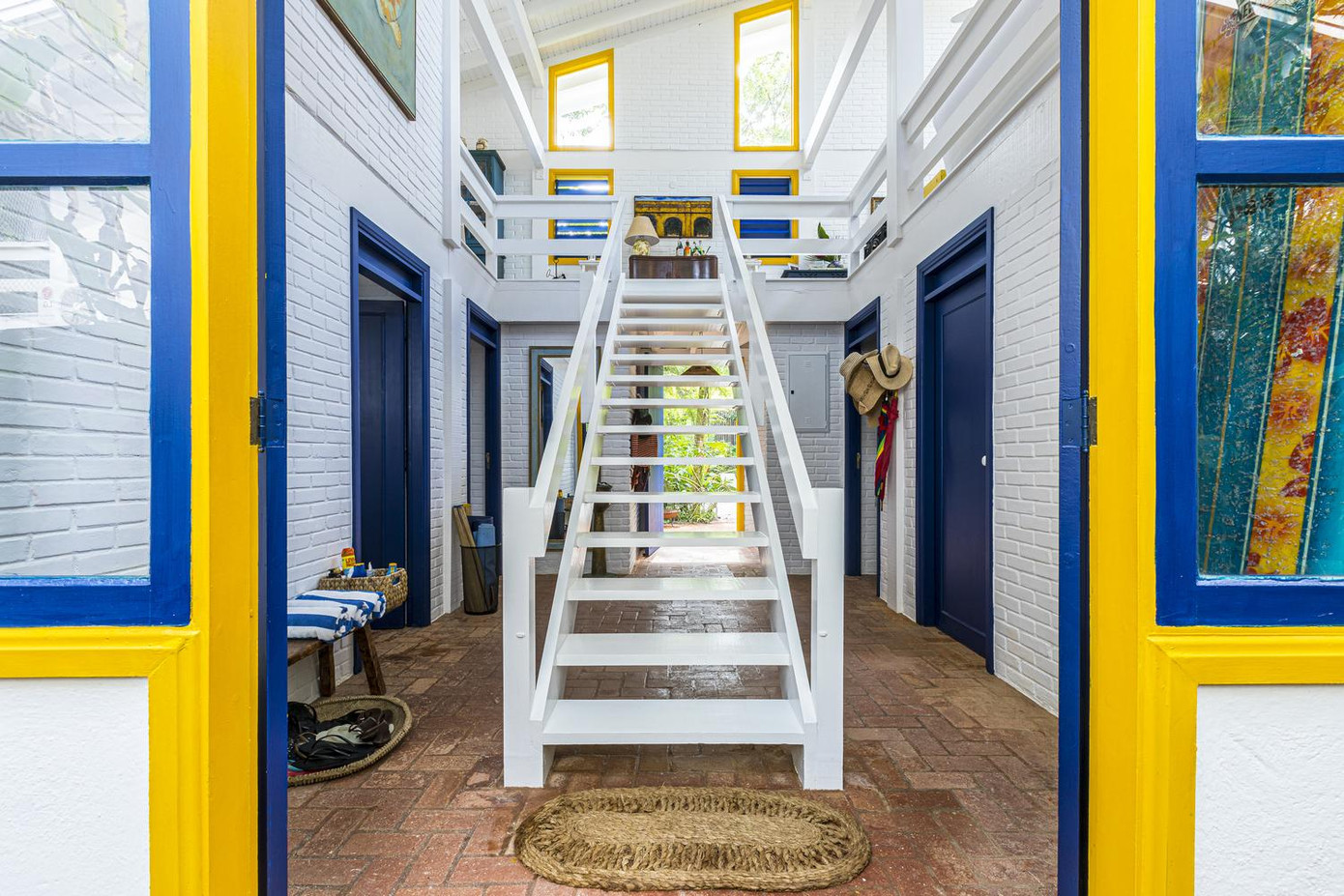 Tầng 1 và tầng 2 kết nối với nhau bằng cầu thang chính giữa nhà, dối diện cửa chính. Tầng 1 và tầng 2 kết nối với nhau bằng cầu thang chính giữa nhà, dối diện cửa chính.