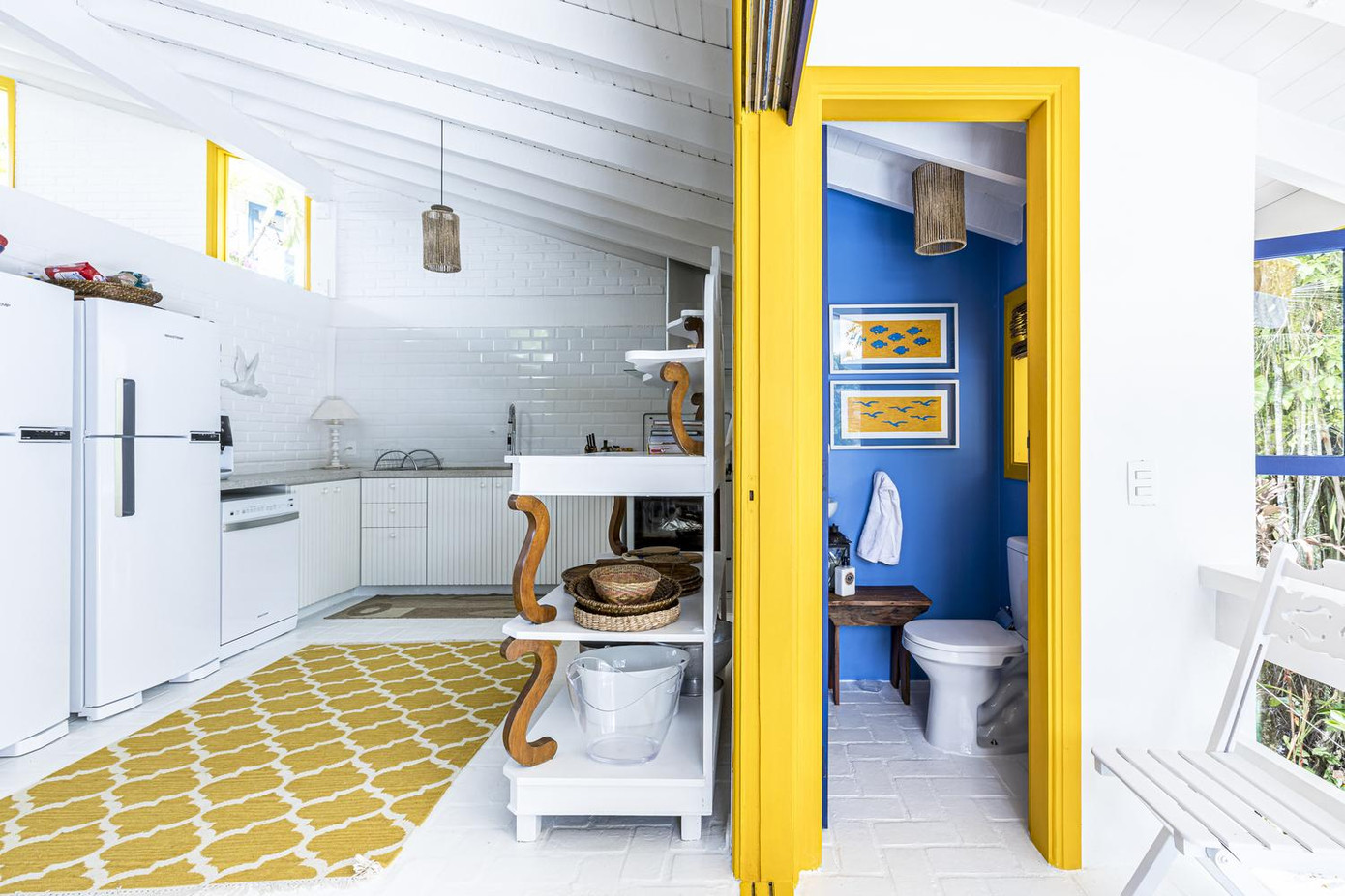 Tất cả các phòng tắm đã được làm lại, trang trí tối giản, trong đó vòi hoa sen và sàn đến trần đều sơn epoxy. Tất cả các phòng tắm đã được làm lại, trang trí tối giản, trong đó vòi hoa sen và sàn đến trần đều sơn epoxy.