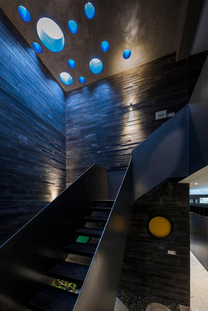 Điểm nhấn đặc biệt của ngôi nhà là chiếc cầu thang màu đen bên dưới nhiều giếng trời có kích thước khác nhau; tạo cảm giác như đang chiêm ngưỡng bầu trời đầy các vì tinh tú cho người đứng dưới.