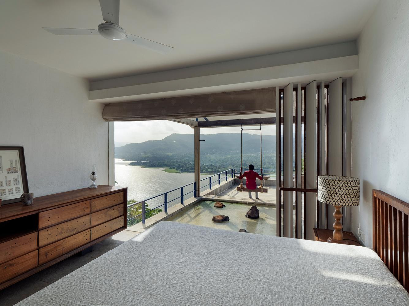 Để làm mát ngôi nhà và lấy chỗ vui chơi cho các thành viên trong gia đình, các kiến trúc sư bố trí nhiều bể tắm nông và xích đu trước phòng ngủ.