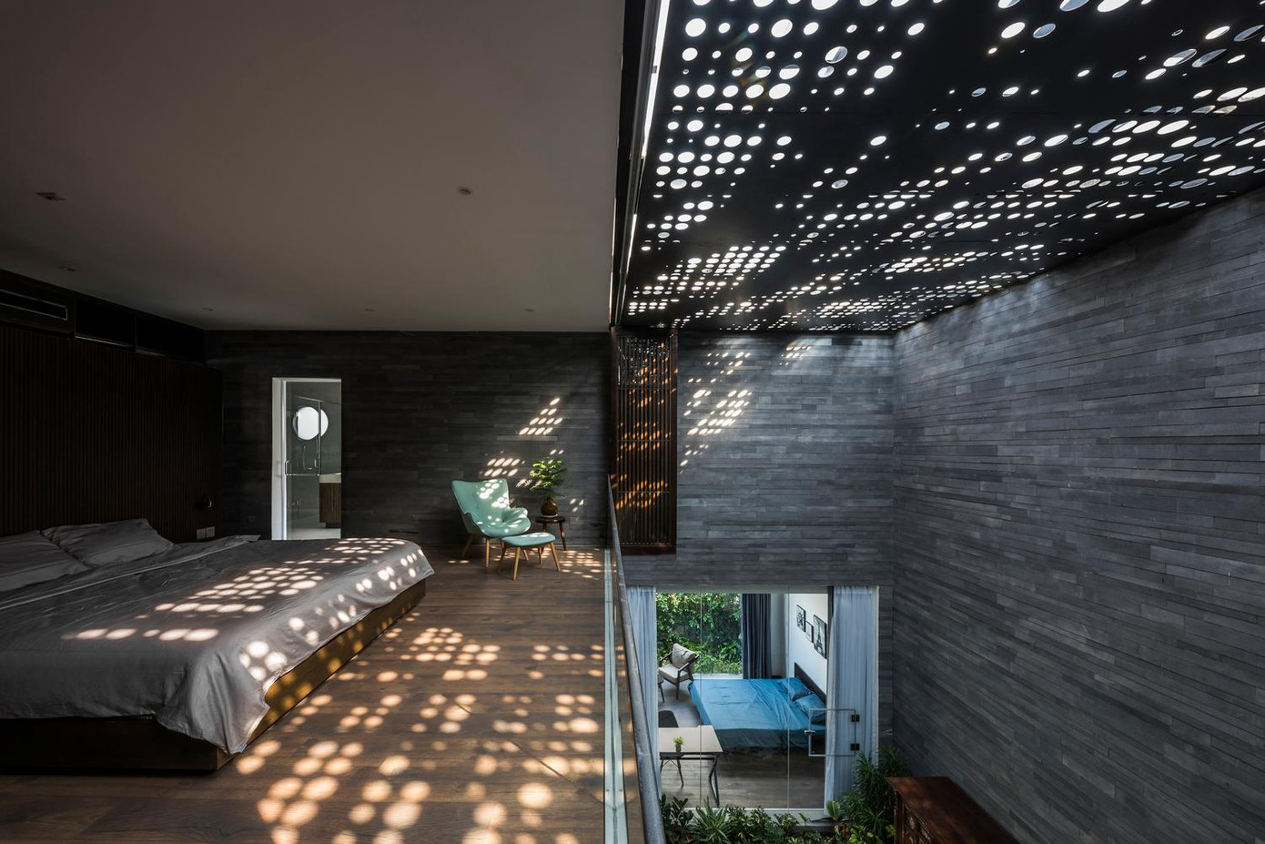 Tất cả các hoạt động như nấu ăn, vui chơi, tập thể dục, chăm sóc cây cối đều diễn ra xung quanh khoảng thông tầng này.