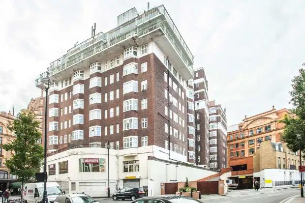 Mới đây, một căn hộ áp mái siêu nhỏ có diện tích gần 12m2 đã ở tầng 9 tòa nhà Princes Court trên đường Brompton (Luân Đôn, Anh) đã được bán với giá 325.000 bảng Anh (tương đương 10,2 tỉ đồng).