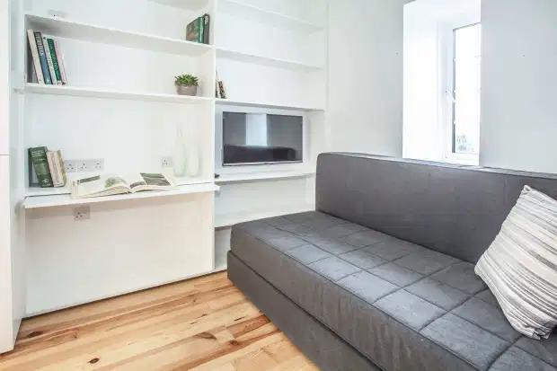 Theo đó, ghế sofa được tích hợp làm giường ngủ. Kệ sách là nơi đặt ti vi. Kệ sách được đặt sát tường dọc theo lối đi vào nhà vệ sinh. Phòng tắm có vòi hoa sen trên cao để tiết kiệm không gian.