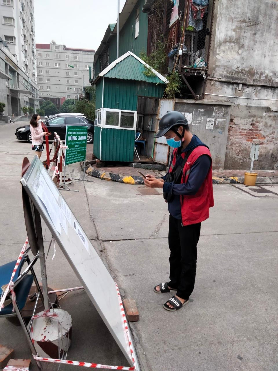 Ông Nguyễn Văn Lăng, Phó Chủ tịch UBND xã Tân Triều (huyện Thanh Trì) cho biết: “Trước tình hình dịch COVID -19 đang có những diễn biến hết sức phức tạp trong cộng đồng, để bảo vệ tính mạng, sức khỏe và tài sản của nhân dân cũng như chủ động các biện pháp phòng chống dịch thì UBND xã đã triển khai một số nhiệm vụ: Tiếp tục tăng cường công tác tuyên truyền, yêu cầu người dân chấp hành nghiêm chỉ thị 17 của UBND TP Hà Nội là không ra khỏi nhà khi không có lí do cần thiết; các tổ tuần tra tăng cường kiểm soát, phát hiện và xử lí nghiêm các tập thể, cá nhân vi phạm; các thôn, tổ dân phố, ngõ xóm thiết lập các vùng an toàn không có dịch gọi là “vùng xanh”, mở rộng và lan tỏa để người dân hưởng ứng, tham gia.