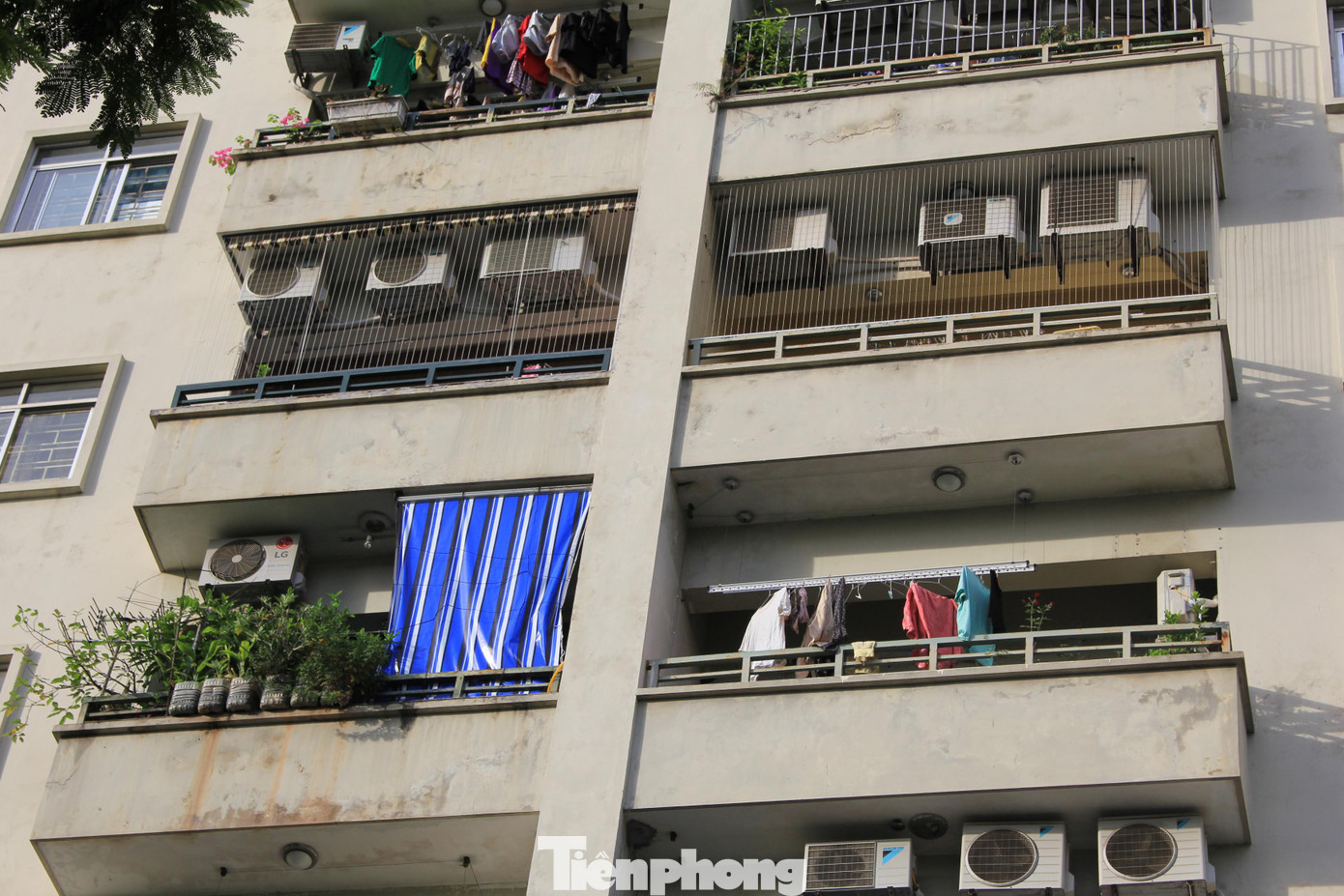 Tình trạng một số ca F0 được phát hiện trong các căn hộ cùng trục đứng, cùng block dấy lên nghi vấn virus SARS-CoV-2 có thể lây nhiễm qua hệ thống thông gió và điều hòa không khí của tòa nhà, đặc biệt là chung cư có ca F0 cách ly tại nhà.