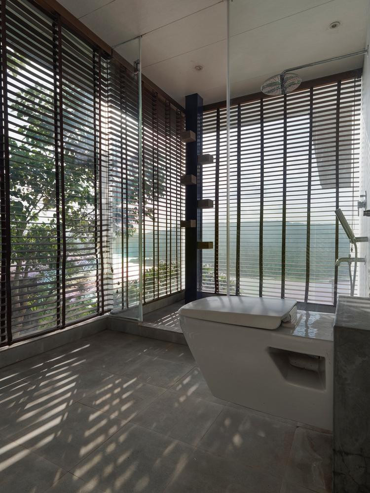 Sàn và nhà vệ sinh của ngôi nhà là sự kết hợp của hỗn hợp đá vôi địa phương và xi măng.