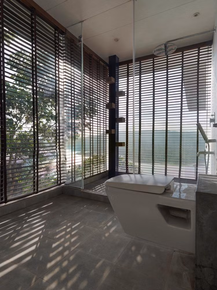 Sàn và nhà vệ sinh của ngôi nhà là sự kết hợp của hỗn hợp đá vôi địa phương và xi măng. Sàn và nhà vệ sinh của ngôi nhà là sự kết hợp của hỗn hợp đá vôi địa phương và xi măng.