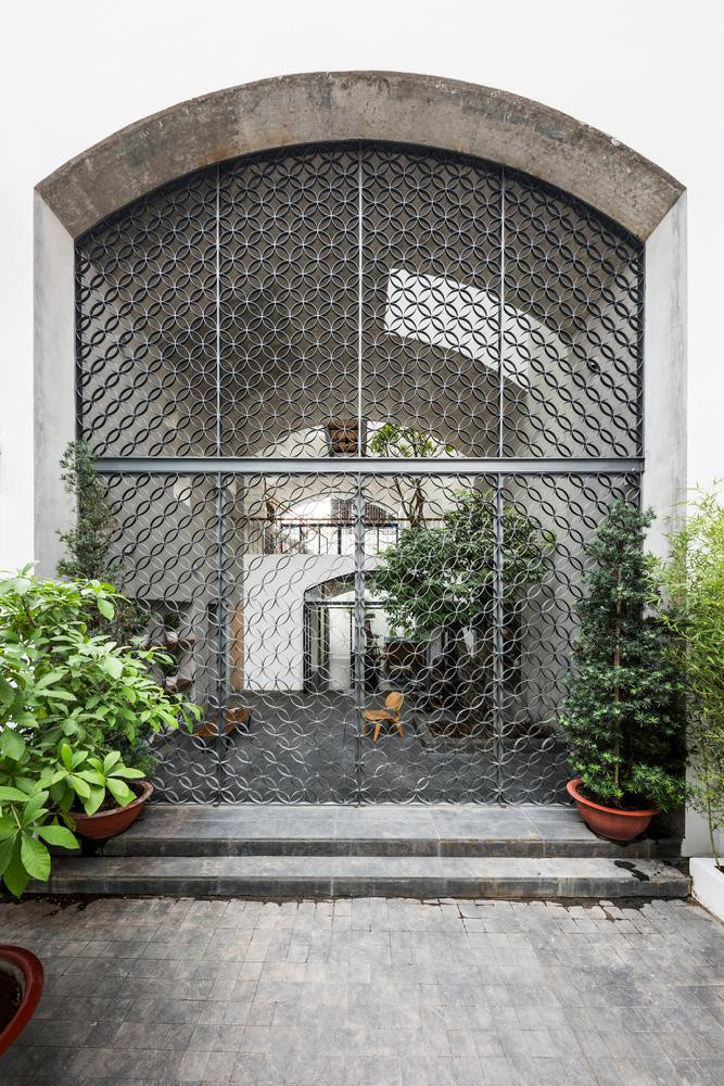 Không gian vòm lớn nhất trở thành lối vào, là nơi sinh hoạt ngoài trời của ngôi nhà. Khoảng không gian ngoài trời này được ngăn cách với bên ngoài chỉ bằng một tấm lưới thép nên ánh sáng, mưa và gió có thể tự do ra vào ngôi nhà giống như ở ngoài vườn. Không gian vòm lớn nhất trở thành lối vào, là nơi sinh hoạt ngoài trời của ngôi nhà. Khoảng không gian ngoài trời này được ngăn cách với bên ngoài chỉ bằng một tấm lưới thép nên ánh sáng, mưa và gió có thể tự do ra vào ngôi nhà giống như ở ngoài vườn.