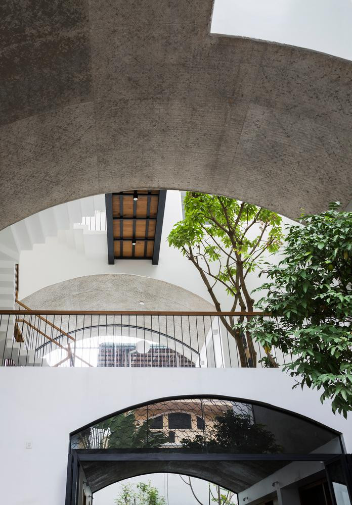 Cận cảnh mái vòm làm từ khuôn bê tông bằng tấm tre đan. Cận cảnh mái vòm làm từ khuôn bê tông bằng tấm tre đan.