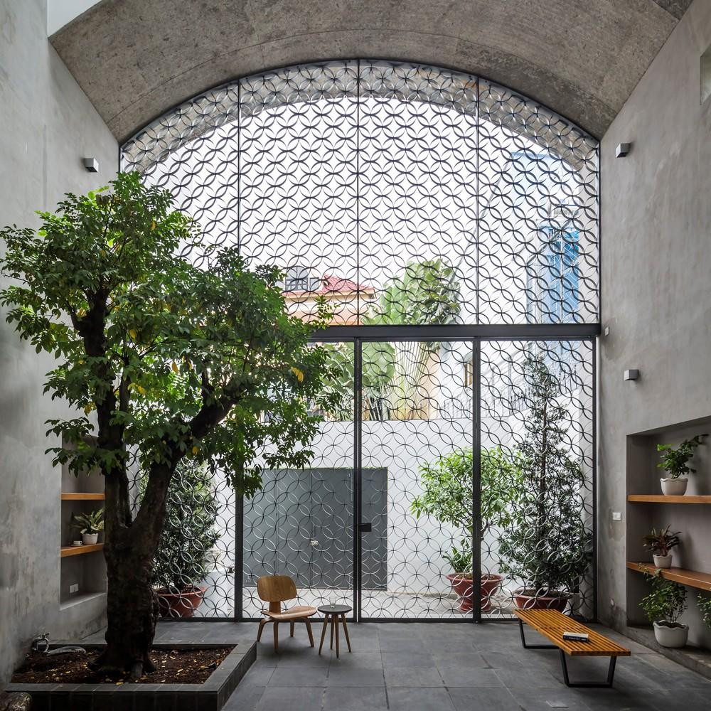 Các kiến trúc sư quyết định nâng hai phòng ngủ và phòng thờ lên tầng 3, còn lại sẽ để tầng 1 và tầng 2 trở thành không gian ngoài trời thay vì tạo sân vườn phía trước nhà. Các kiến trúc sư quyết định nâng hai phòng ngủ và phòng thờ lên tầng 3, còn lại sẽ để tầng 1 và tầng 2 trở thành không gian ngoài trời thay vì tạo sân vườn phía trước nhà.