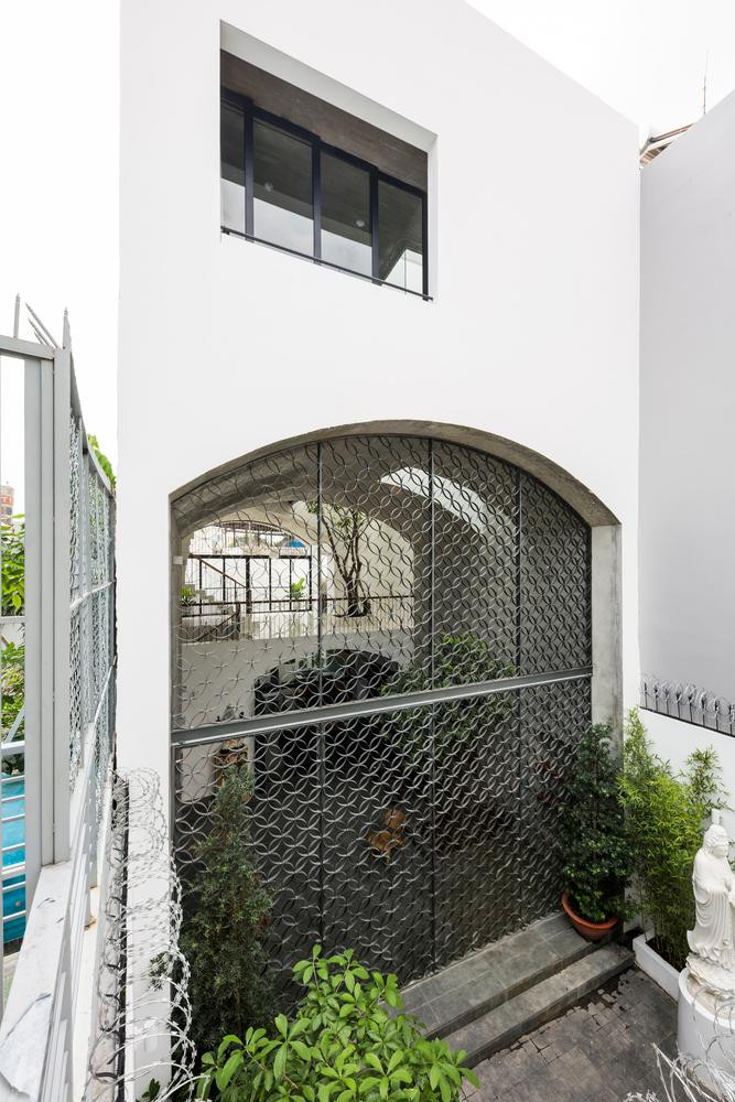 Đồng thời, gia chủ chỉ muốn ngôi nhà có 2 phòng ngủ - một yêu cầu bất thường bởi người Việt thường muốn nhà có nhiều phòng ngủ. Do đó, các kiến trúc sư đề ra phương án tạo một không gian ngoài trời độc đáo, hấp dẫn, nơi mọi người cảm thấy gần gũi với thiên nhiên bằng cách lấy nắng, gió vào ngôi nhà có diện tích hạn chế. Đồng thời, gia chủ chỉ muốn ngôi nhà có 2 phòng ngủ - một yêu cầu bất thường bởi người Việt thường muốn nhà có nhiều phòng ngủ. Do đó, các kiến trúc sư đề ra phương án tạo một không gian ngoài trời độc đáo, hấp dẫn, nơi mọi người cảm thấy gần gũi với thiên nhiên bằng cách lấy nắng, gió vào ngôi nhà có diện tích hạn chế.