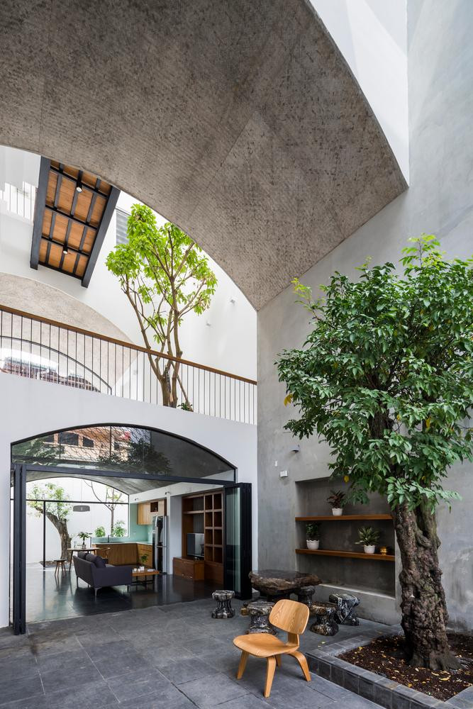 Đây là tổ ấm của một gia đình 3 người ở quận Bình Thạnh (TP. HCM) có diện tích 380m2 mang tên “Nhà Vòm”. Giống như các căn nhà phố điển hình của Việt Nam, vì nằm trong khu đất chật hẹp ở nơi có mật độ dân cư cao, nhà mọc san sát, đường trước nhà là ngõ hẹp nên ngôi nhà không thể có sân vườn. Tuy nhiên, gia chủ mong muốn ngôi nhà của mình có không gian mở để có ánh sáng và rộng rãi hơn. Đây là tổ ấm của một gia đình 3 người ở quận Bình Thạnh (TP. HCM) có diện tích 380m2 mang tên “Nhà Vòm”. Giống như các căn nhà phố điển hình của Việt Nam, vì nằm trong khu đất chật hẹp ở nơi có mật độ dân cư cao, nhà mọc san sát, đường trước nhà là ngõ hẹp nên ngôi nhà không thể có sân vườn. Tuy nhiên, gia chủ mong muốn ngôi nhà của mình có không gian mở để có ánh sáng và rộng rãi hơn.