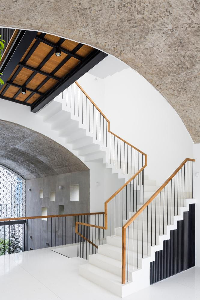 Hầu hết tất cả các không gian ngoại trừ hai phòng ngủ trên tầng ba đều được có xu hướng là "Phòng ngoài trời" để luôn có những làn gió dễ chịu và ánh nắng mặt trời đi qua. Hầu hết tất cả các không gian ngoại trừ hai phòng ngủ trên tầng ba đều được có xu hướng là "Phòng ngoài trời" để luôn có những làn gió dễ chịu và ánh nắng mặt trời đi qua.