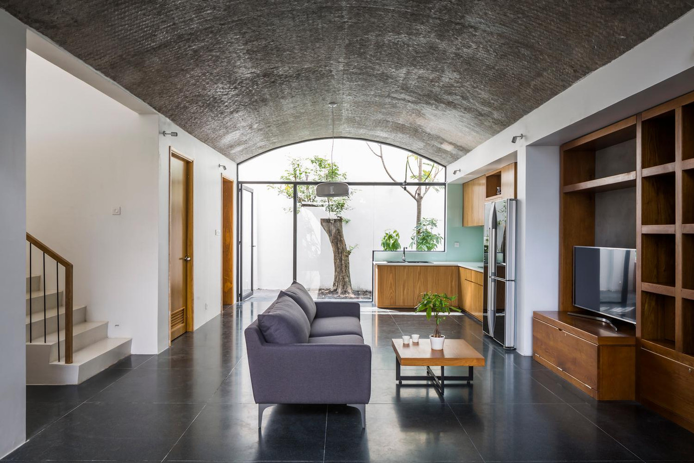 Không gian vòm lớn được kết nối với một vòm khác, gồm bếp, phòng khách thông qua cửa xếp. Nhà có phòng khách tối giản. Không gian vòm lớn được kết nối với một vòm khác, gồm bếp, phòng khách thông qua cửa xếp. Nhà có phòng khách tối giản.