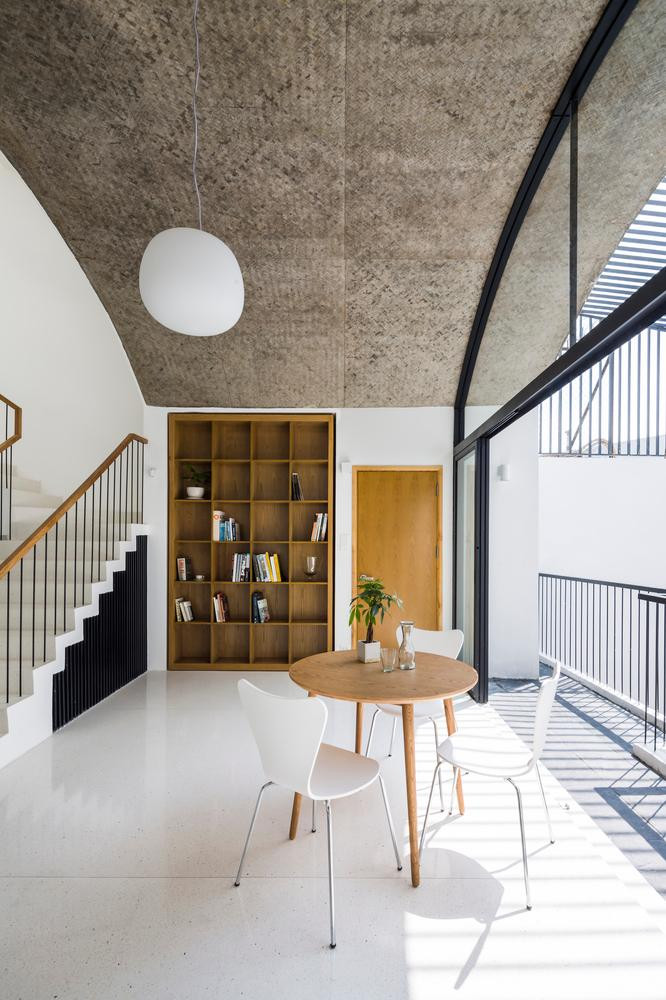 Từ đây có thể phóng tầm mắt nhìn xuống khoảng không phía dưới. Từ đây có thể phóng tầm mắt nhìn xuống khoảng không phía dưới.