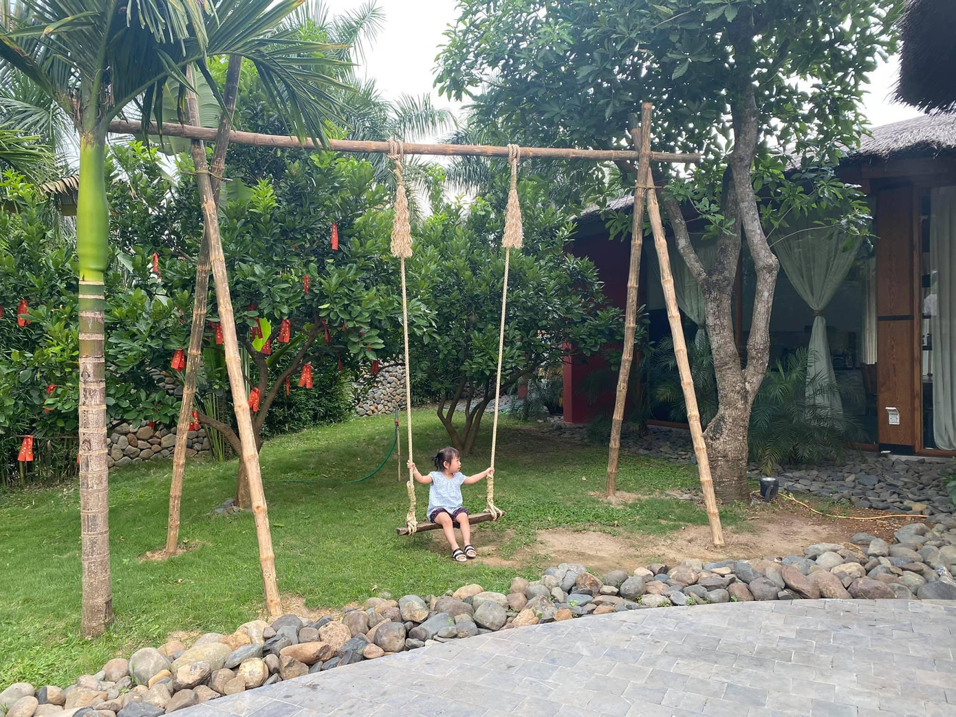 Thảm cỏ và xích đu cho "tiểu công chúa".