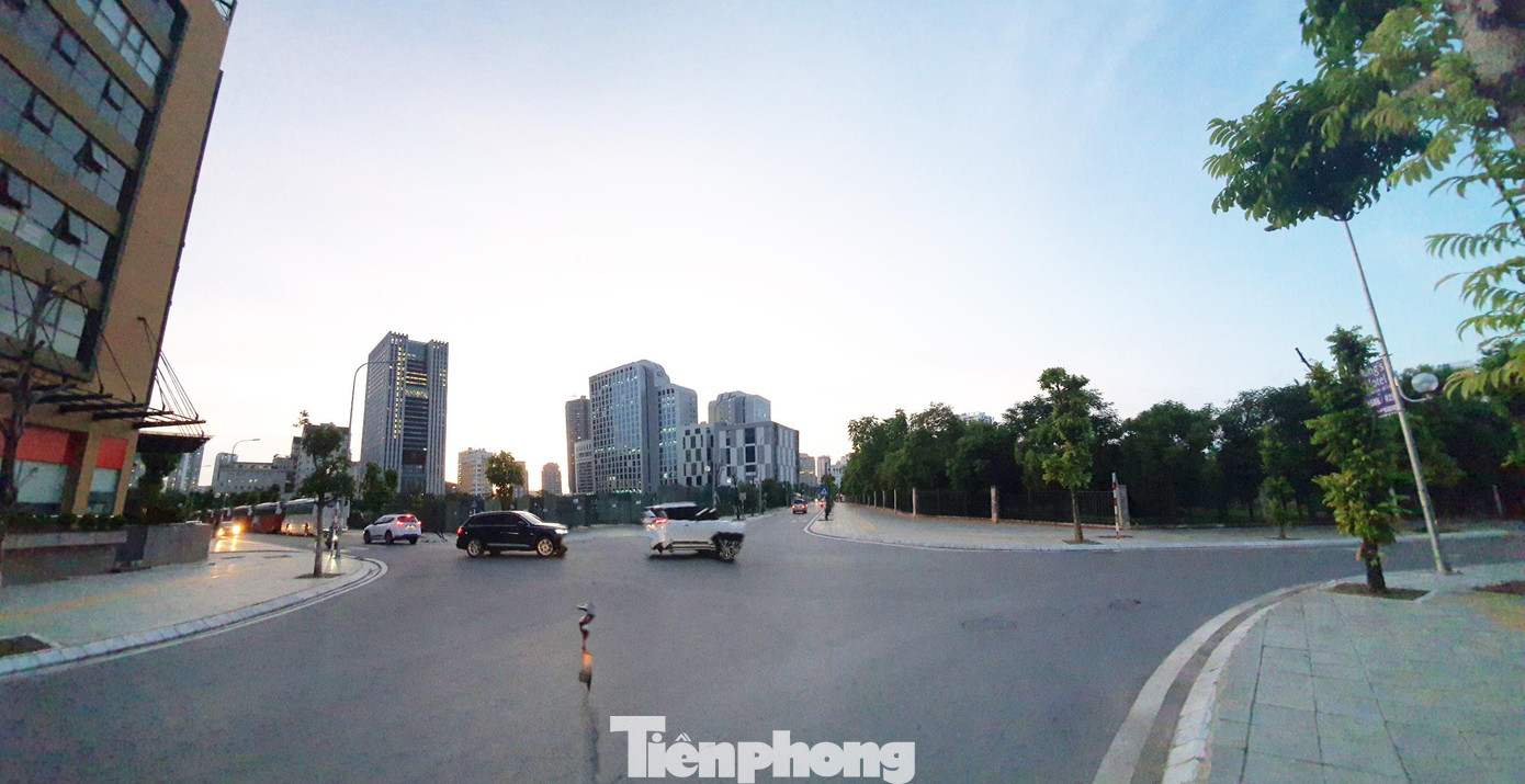 Trong hình là góc giao ngã 4 giữa ô đất với công viên Cầu Giấy và một khu chung cư.