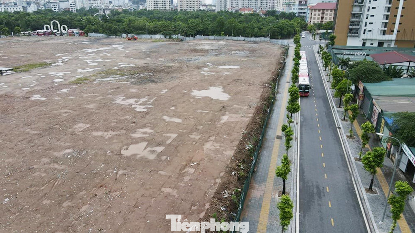 Ô đất Đại sứ quán Mỹ thuê để xây trụ sở có hình dạng khá vuông vức với vị trí phía Bắc giáp đường Phạm Văn Bạch, đối diện bệnh viện Huyết học – Truyền máu Trung ương, Viện KSND Tối cao, cơ sở 2 báo Tiền Phong, ngân hàng ACB; mặt phía Nam giáp công viên Cầu Giấy; phía Tây giáp trụ sở báo Lao Động và một số khu chung cư; phía Đông giáp tòa tháp của FPT.